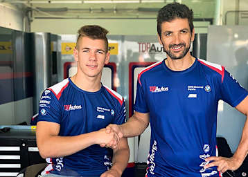 Eduardo Salvador Vera heißt Julian Mayer (li.) im Team willkommen