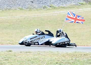Ben und Tom Birchall feiern Sieg mit Union-Jack