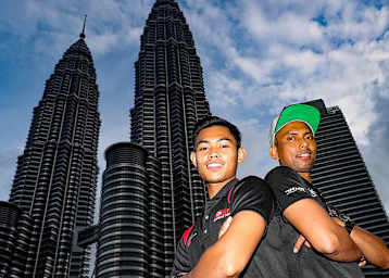 Adam Norrodin und Azlan Shah vor den Petronas Towers in Kuala Lumpur
