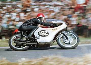 Luig Taveri mit der 125-ccm-Vierzylinder-Honda auf dem Sachsenring 1964