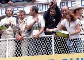 Jürgen Barth (li.) beim Sieg in Le Mans 1977