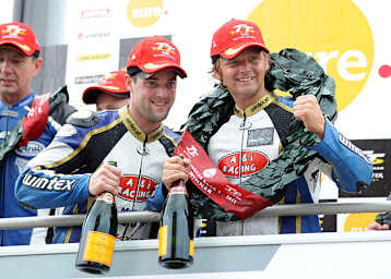 Klaus Klaffenböck (re.) mit Daniel Sayle nach ihren TT-Sieg