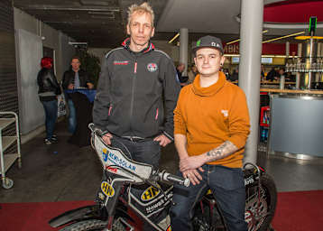 Robert Lienemann (l.) und Marcel Limberger (r.) freuen sich über Neuzugang Grzegorz Zengota