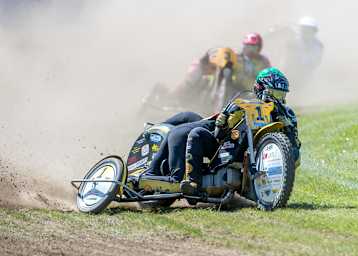 Vorne Markus Venus und Markus Heiß, dahinter Staub ohne Ende
