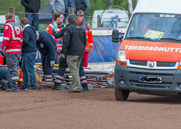 Wenn der Krankenwagen auf die Bahn kommt, herrscht meist Stille auf den Rängen