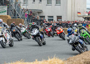 Superbikes in Turn 1