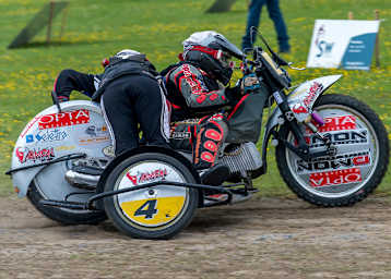 Schramm/Bacher sind mit schweizer Lizenz unterwegs