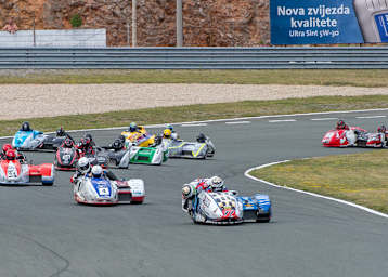  Start, Kurve 1: 77 Reeves/Cluze, 4 Streuer/Koerts, 44 Päivärinta/Kirsulainen