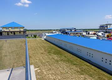  Gute Infrastruktur mit Hotel und vielen Boxen 