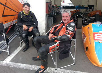 Eckart Rösinger (r.) und Beifahrer Steffen Werner (l.) setzen auf Suzuki 600