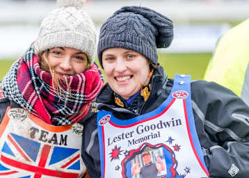 In Schwarme dabei: Natasha Bartlett (r.) und Ciara Southgate