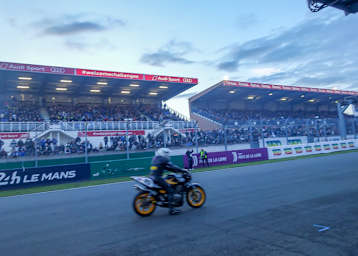 Sogar am Freitagabend waren die Tribünen in Le Mans voll