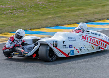 Ben und Tom Birchall auf ihrer F1 LCR Honda 600