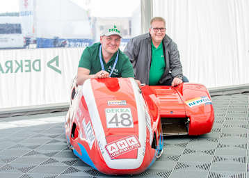 Martin Trümper (r.) und Gunnar Michler (l.) von der Dekra in einem Sidecar