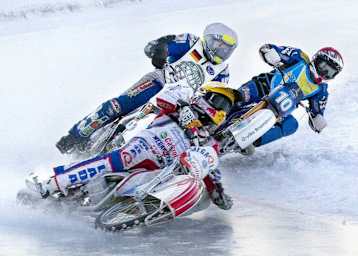 Daniil Ivanov vor Stefan Pletschacher und Niclas Svensson