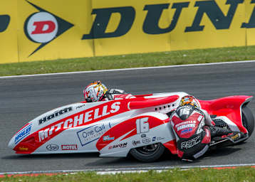 Ben und Tom Birchall stehen auf der Pole-Position