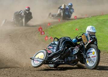 William Matthijssen/Sandra Mollema (NL) rasten zum Teil auf zwei Rädern