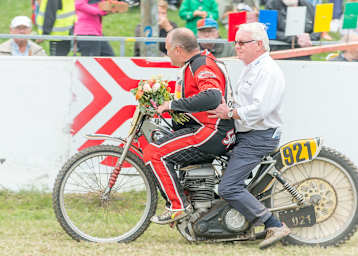 Dieter Glatzer, 1. Vorsitzender der AMG Osnabrück, ließ sich einmal um die Bahn chauffieren