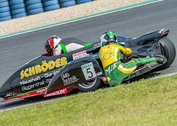 Oschersleben: Ilse de Haas im Boot von Peter Schröder