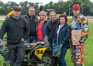 Sylvia Wollering (2.v.r.) verabschiedete Dirk Fabriek (r.), daneben Ehefrau Ilona, ihre Eltern und der Mechaniker