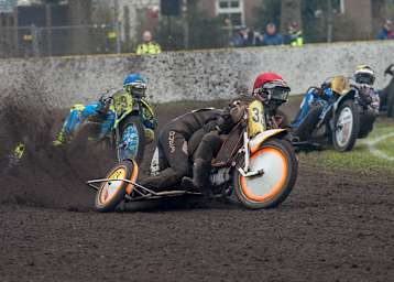 Sekunden vor dem Crash: Hübsch/Burger führen vor Godden/Smith (l.) und Detz/Arling (r.)