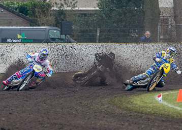 Romano Hummel (r.) siegte in Balkbrug vor Stephan Katt (l.), James Shanes stürzte