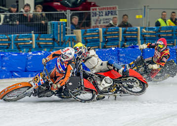 Ab in die Strohballen rauschten (v.l.) Simon Reitsma, Sebastian Gegenbauer und Jo Saetre