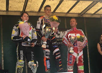 Zach Wajknecht (Mitte) siegte vor James Shanes (l.) und Paul Hurry (r.)