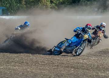 Bernd Diener fuhr vorne weg, der Rest (links Max Dilger) und rechts Richard Hall konnte Staub schlucken