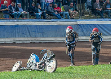 Nach dem Sturz in Scheessel hielt sich Markus Brandhofer gleich das linke Handgelenk, rechts Tim Scheunemann