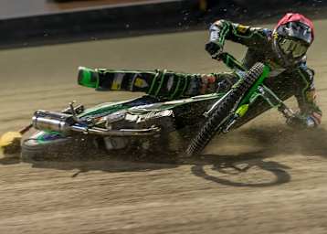 Dem quer über die Bahn rutschenden Danny Maaßen konnte Henry van der Steen nicht mehr ausweichen