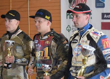 Jörg Tebbe, Jesse Mustonen und Henri Ahlbom (von rechts nach links) bei der Siegerehrung