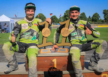Raphael San Millan (l.) und Benedikt Zapf strahlten nach ihrem Sieg in Haunstetten