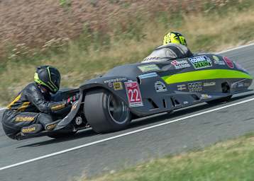 Luca Schmidt debütiert in Schleiz im Beiwagen von Hilbert Talens (LCR Yamaha 1000)