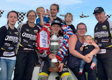 Der vierfache British-Masters-Sieger James Shanes umringt von seiner Familie