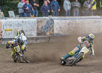 Kurz nach der Berührung mit Chris Harris (r). kam James Shanes im Finale von Eenrum zu Sturz