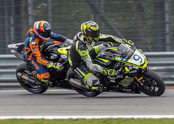 Auch ein Highsider konnte Marco Fetz (9) nicht vom Start in der SSP 600 in Assen abhalten 