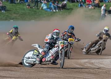 Martin Smolinski (vorne) und Lukas Fienhage (links) sind im Langbahn-GP 2020 fest dabei