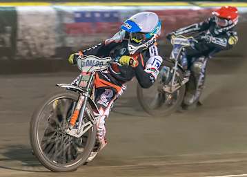 Niels-Kristian Iversen (weiß) gewann das Speedwayrennen in Dohren, Jason Doyle (rot) enttäuschte