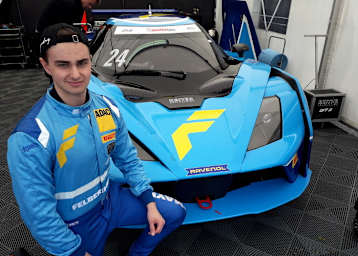 Eike Angermayr vor dem KTM X-Bow GT4