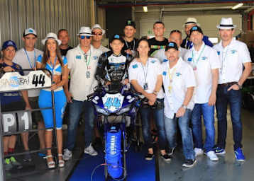 Sam 'Samurai' Lochoff startet in der Supersport-WM 300m ganz links ist Sheridan Morais zu sehen
