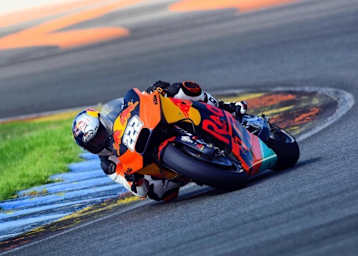 Eine MotoGP-KTM mit der Nummer 222 - es ist Tony Cairoli!