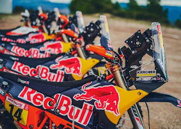 Die Red Bull KTM-Werksmotorräder stehen bereit