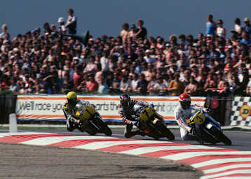 Will Hartog 1979 vor Barry Sheene und Kenny Roberts