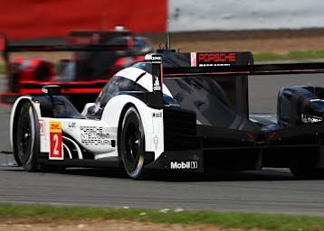 Der Porsche 919 Hybrid von Romain Dumas, Neel Jani, Marc Lieb ist aktuell der Sieger von Silverstone. Im Hintergrund: Der disqualifizierte Audi R18