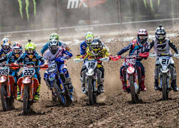 Max Nagl (12) eingeklemmt zwischen seinen Gegnern