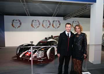 Romain Dumas und Ehefrau vor dem Porsche 919 Hybrid