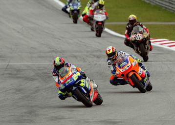 Toni Elias führt 2003 das Rennen in Sepang an und gewinnt