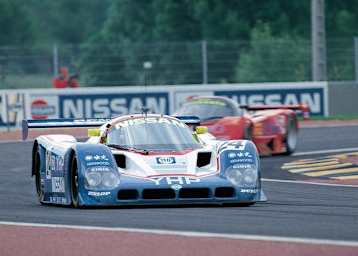 Der Nissan von Blundell aus 1990 wird in der Rennwoche in Le Mans Demorunden drehen