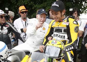 Die 2017 verstorbene Motorsportlegende John Surtees mit Valentino Rossi in Goodwood